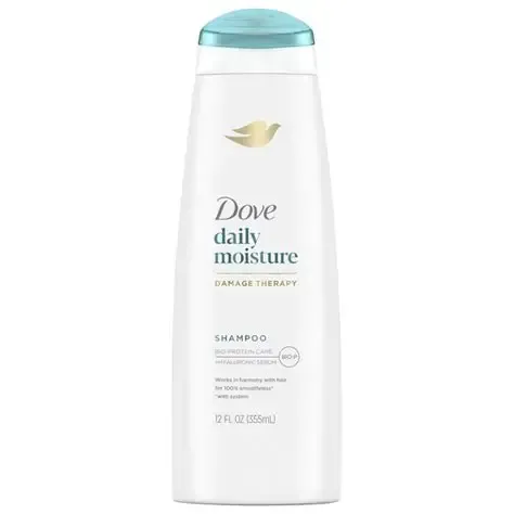 شامبو Dove Daily Moisture Damage Therapy Shampoo. تم تصميمه خصيصًا للشعر الجاف للمساعدة في ترطيبه وتغذيته بعمق.